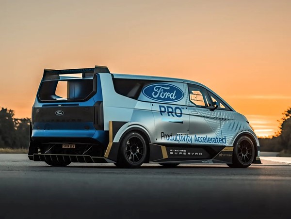 Ngắm chiếc Ford Supervan phiên bản chạy điện hoàn toàn mới