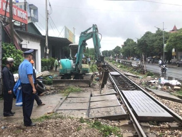 Người dân không được tự ý làm đường dân sinh qua đường sắt 