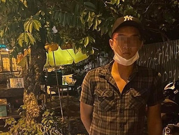 Gặp cảnh sát 141, nam thanh niên vội vàng phi tang ma túy