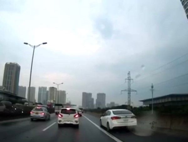 CLIP: Hàng loạt ô tô vô tư đi vào làn khẩn cấp Vành đai 3