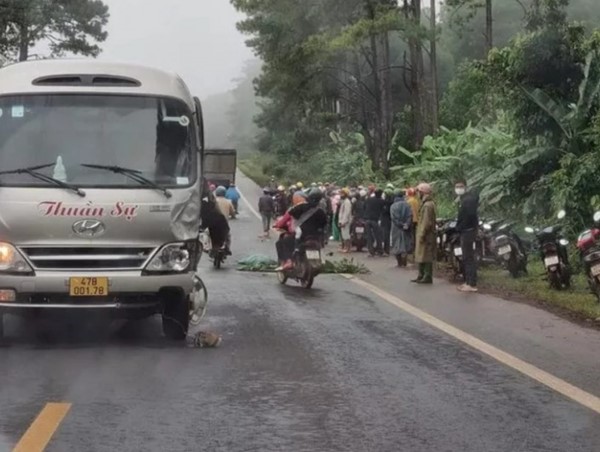 Xe khách va chạm với xe máy, hai học sinh thương vong