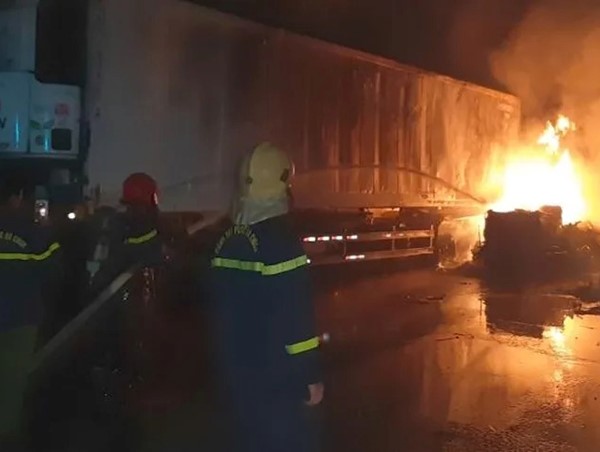  3 xe container cháy rụi trong đêm
