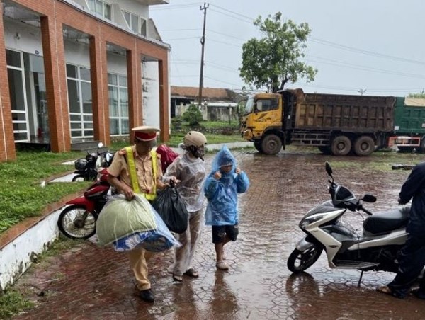 Cảnh sát giao thông tập trung đảm bảo an toàn giao thông, giúp dân phòng, chống bão