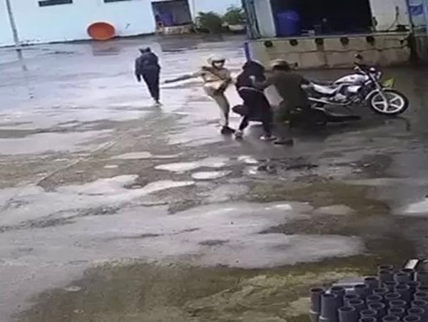 Tạm đình chỉ 4 cảnh sát trong vụ đánh dồn dập 2 thiếu niên