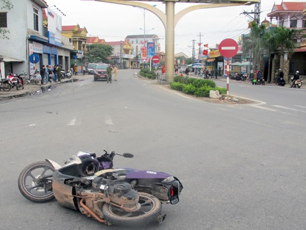Lắp đặt hệ thống đèn tín hiệu giao thông tại ngã tư đường Hà Huy Tập trên Quốc lộ 21B 