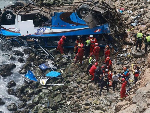 Xe khách lao xuống vực, gần 40 người thương vong