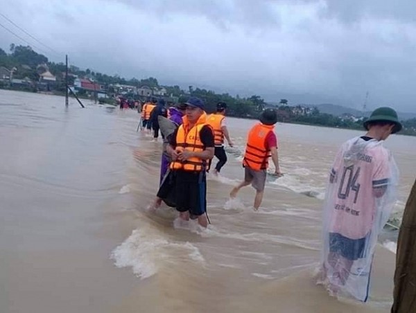 Tìm thấy thi thể hai vợ chồng bị nước lũ cuốn trôi ở Nghệ An