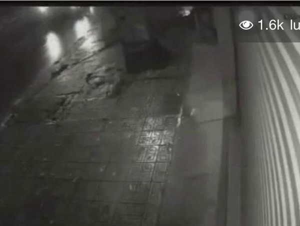 CLIP: Tông trúng xe khách đang quay đầu, nam thanh niên tử vong tại chỗ 