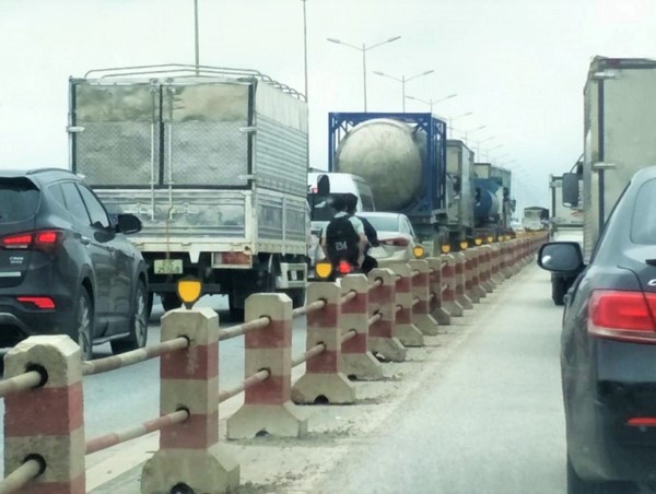 3 ô tô tông liên hoàn trên cầu Thanh Trì 