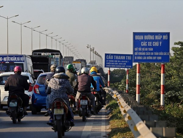 Phân luồng phục vụ thi công dự án bảo đảm an toàn giao thông trên cầu Thanh Trì 