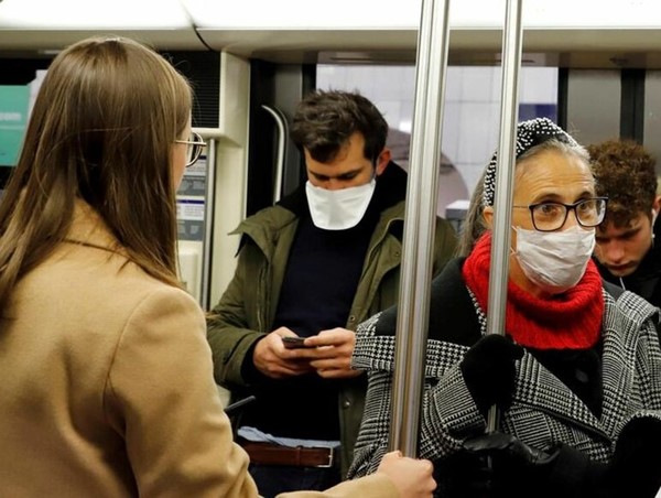 Italy bỏ quy định đeo khẩu trang trên các phương tiện giao thông công cộng 