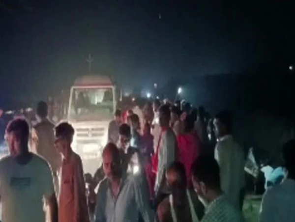 Máy kéo chở người hành hương lật xuống ao, 27 người thiệt mạng