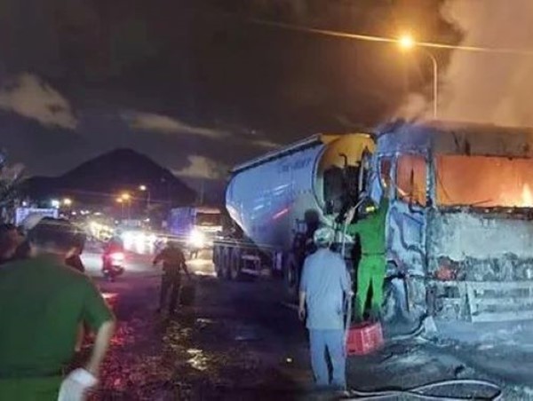 Xe khách đâm vào đuôi xe bồn đang dập lửa, nhiều hành khách bị thương