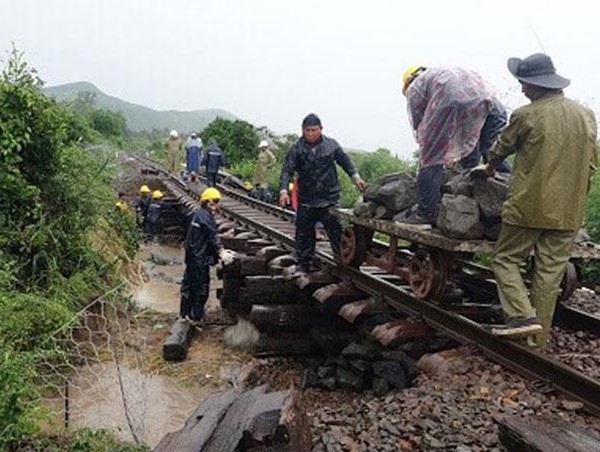 Khắc phục hậu quả bão số 4 với tuyến đường sắt Bắc - Nam