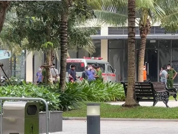 2 mẹ con rơi từ tầng 12 chung cư xuống đất tử vong