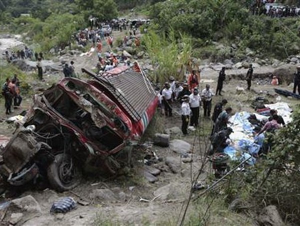Xe bán tải rơi xuống vực sâu,  ít nhất 17 người thiệt mạng