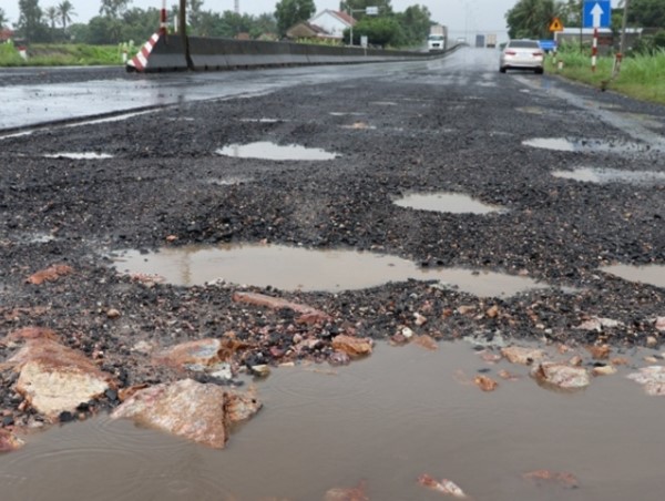 Phú Yên đề nghị khẩn trương sửa chữa hư hỏng mặt đường tuyến Quốc lộ 1A