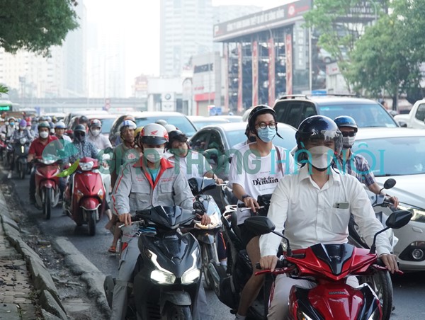 VIDEO: Giờ cao điểm buổi sáng, cửa ra hầm chui phương tiện ùn ứ khó di chuyển