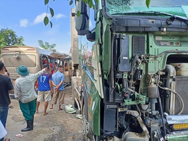 CLIP: Xe chở công nhân va chạm xe tải, hơn 20 người nhập viện