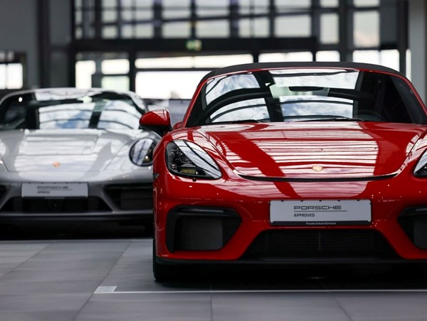 Porsche vượt qua Volkswagen trở thành hãng sản xuất ô tô giá trị nhất châu Âu  