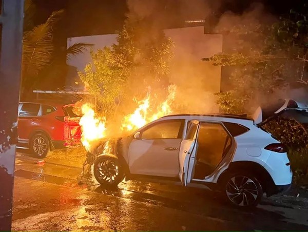 CLIP: Ô tô bị phóng hoả, bốc cháy ngùn ngụt lúc rạng sáng