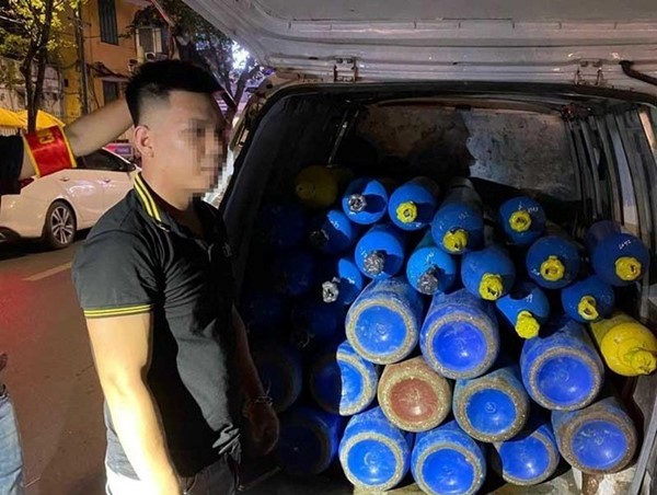 Phát hiện ô tô chở 30 bình khí cười