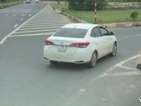 Xử phạt ô tô đi ngược chiều qua tin báo facebook