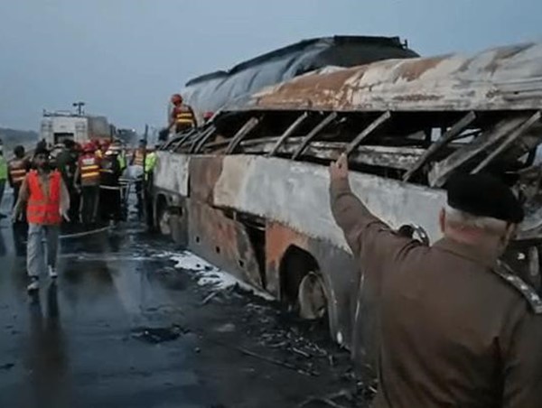 Xe buýt đâm xe bồn chở dầu rồi bốc cháy, 12 người tử vong