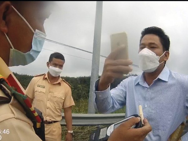 Chạy quá tốc độ, không chịu đo độ cồn, tài xế bị niêm phong xe đưa về đồn