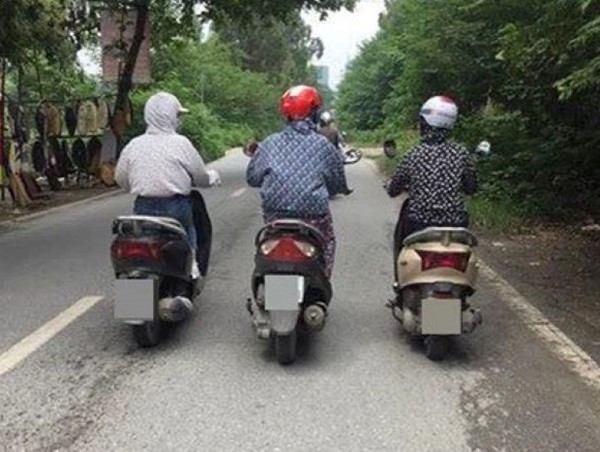 Mức xử phạt đối với hành vi đi xe máy dàn hàng ngang?