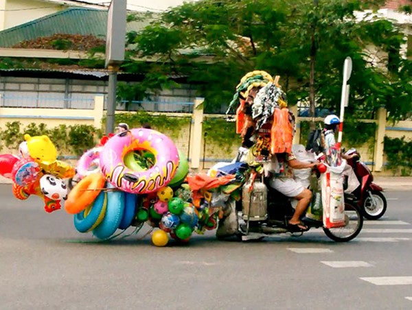 Xe mô tô, xe gắn máy chở hàng cồng kềnh bị xử  phạt như thế nào?