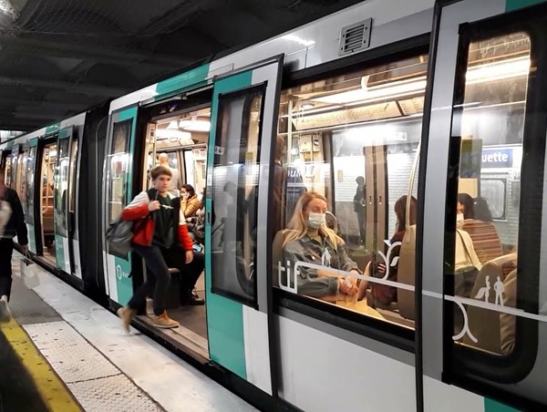 Tàu điện ngầm tại Paris sắp "khai tử" vé giấy sau 120 năm