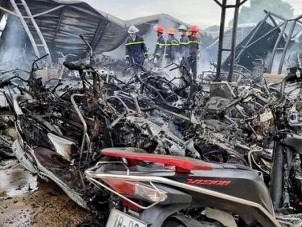 Cháy công ty may ở Nam Định, 500 chiếc xe của công nhân bị thiêu rụi