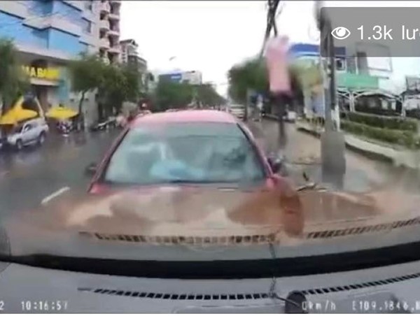 CLIP: Tài xế lấn làn, đâm vào xe máy và ô tô đang dừng đỗ 