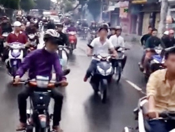 Điều khiển xe máy bốc đầu, đánh võng trên đường bị xử phạt như thế nào?