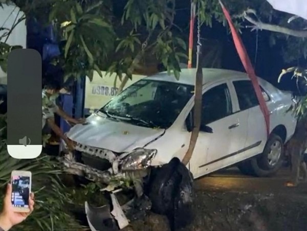Ô tô lao vào đám tang khiến 5 người bị thương: Tài xế khai do… ngủ gật