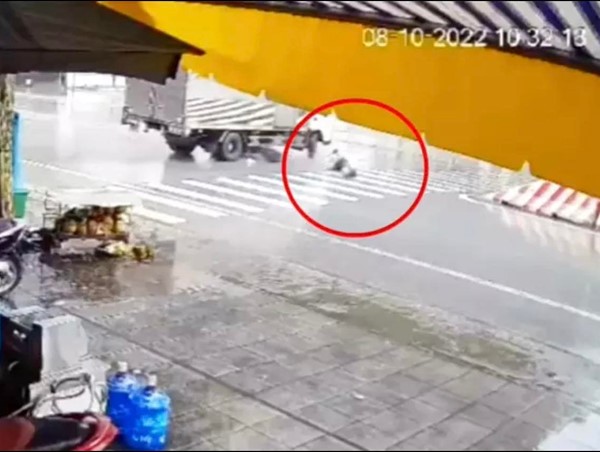 CLIP: Thanh niên trượt ngã, lao qua gầm ô tô may mắn thoát chết 