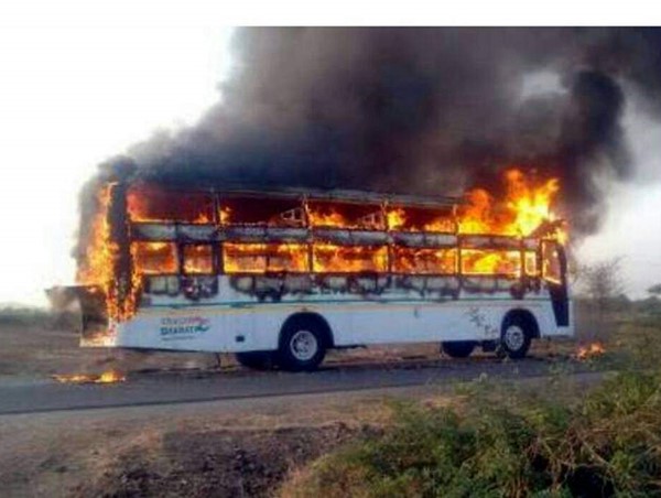 Cháy xe buýt trên dường cao tốc, ít nhất 17 người thiệt mạng