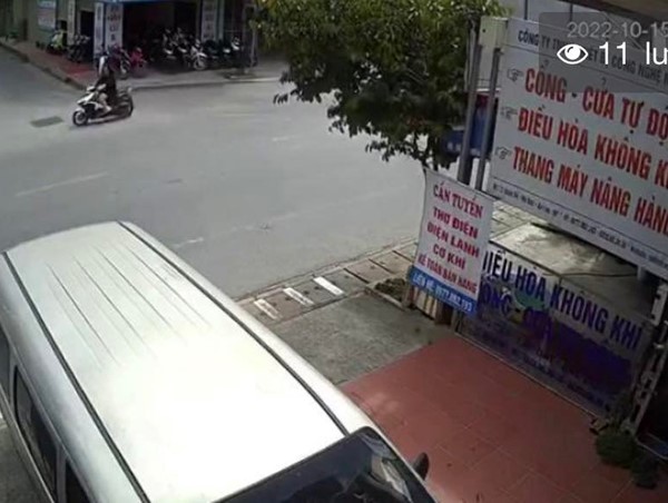 CLIP: Mazda CX5 đấu đầu trực diện với xe bồn chở xăng dầu