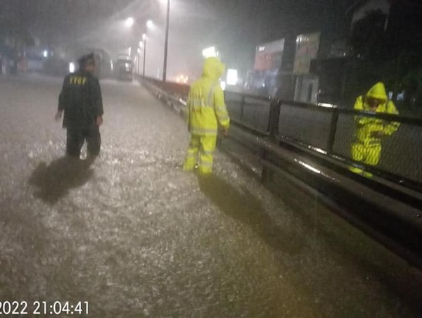 Nhiều tuyến quốc lộ miền Trung bị chia cắt do mưa lũ