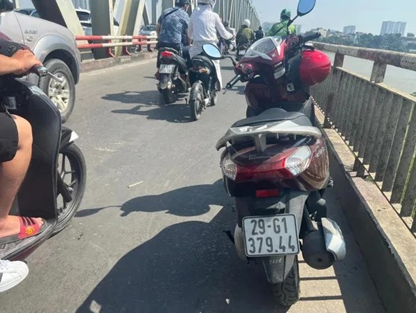 Người phụ nữ bỏ lại xe máy, nhảy cầu Chương Dương