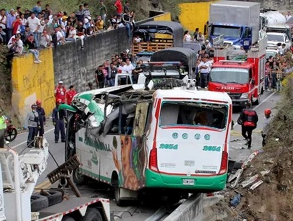 Xe buýt bị lật trên cao tốc, 20 người thiệt mạng