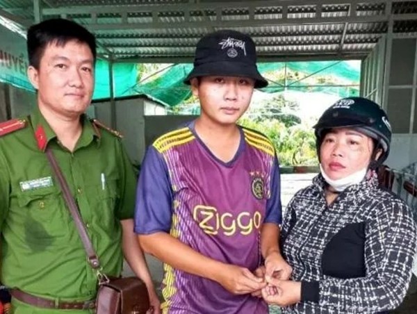 Nhân viên cây xăng trả lại nhẫn vàng cho người đánh rơi