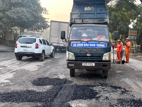 Km426 + 500, đường Hồ Chí Minh: Đường hỏng liên tục vì xe tải nặng