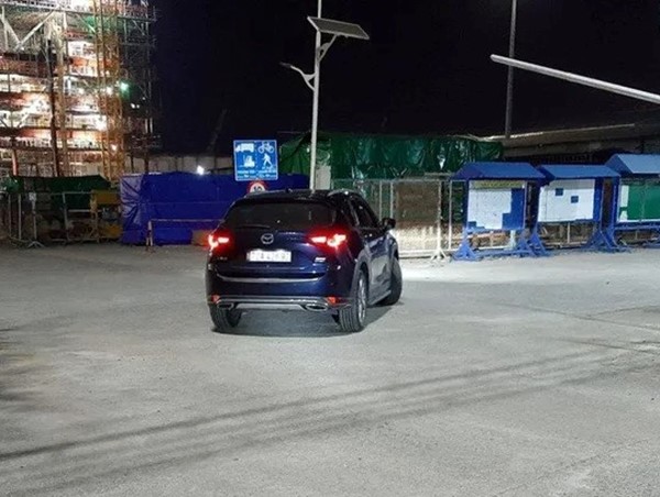 Tài xế nghi "ngáo đá", lái ô tô không đóng cửa gây náo loạn TP Vũng Tàu