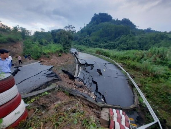 Công bố tình huống khẩn cấp về thiên tai để ứng phó, khắc phục hư hỏng kết cấu hạ tầng giao thông đường quốc lộ 