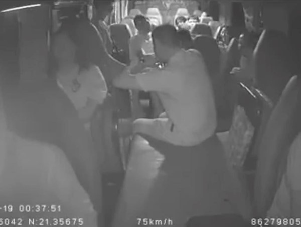 CLIP: Hành khách nam đấm tài xế vì không được xuống xe đi vệ sinh giữa cao tốc