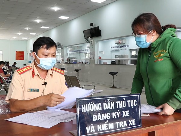 CSGT Đà Nẵng hỗ trợ người dân cấp lại biển số xe bị hư hỏng sau lũ