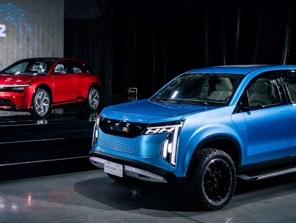 Foxconn trình làng mẫu xe bán tải và crossover chạy điện 
