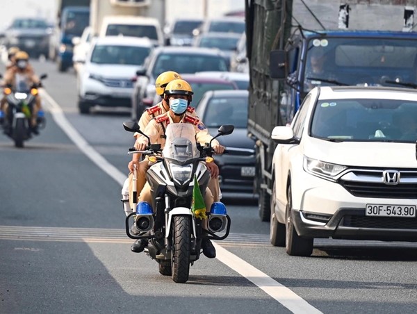 Xử lý gần 500 ô tô đi vào làn khẩn cấp trên đường vành đai 3 Hà Nội